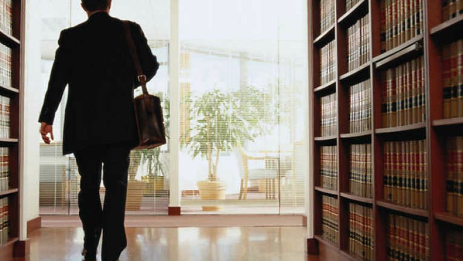 Abogado en un despacho notarial