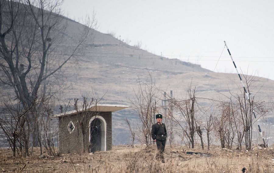 Un soldado norcoreano al otro lado del río Yalu, que sirve de frontera con China