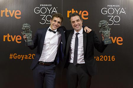 Miguel Herrán y Daniel Guzmán, mejor actor revelación y director novel por 'A cambio de nada'