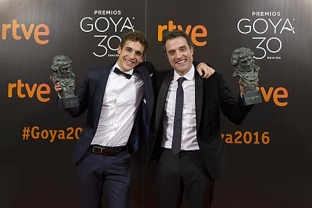 Miguel Herrán y Daniel Guzmán, mejor actor revelación y director novel por 'A cambio de nada'