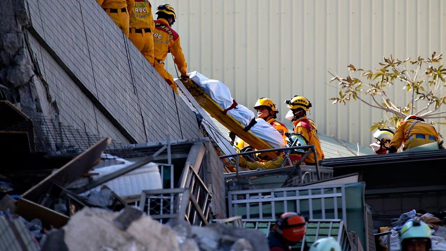 Los equipos de rescate recuperan un cadáver de un edificio en Tainán derruido por el terremoto