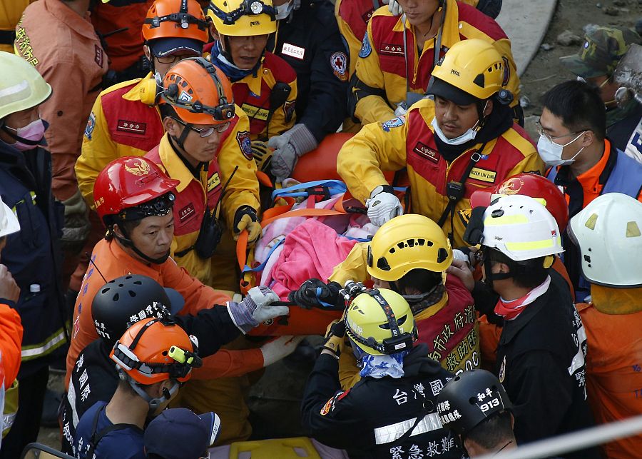 Los equipos de rescate sacan de entre los escombros a una mujer superviviente del terremoto de Taiwán