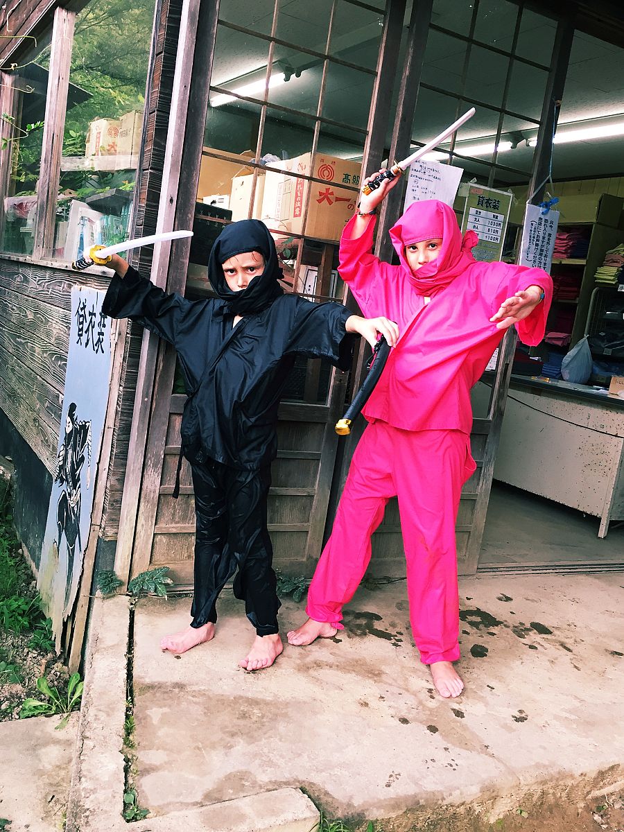 Candela y Mateo en un poblado Ninja