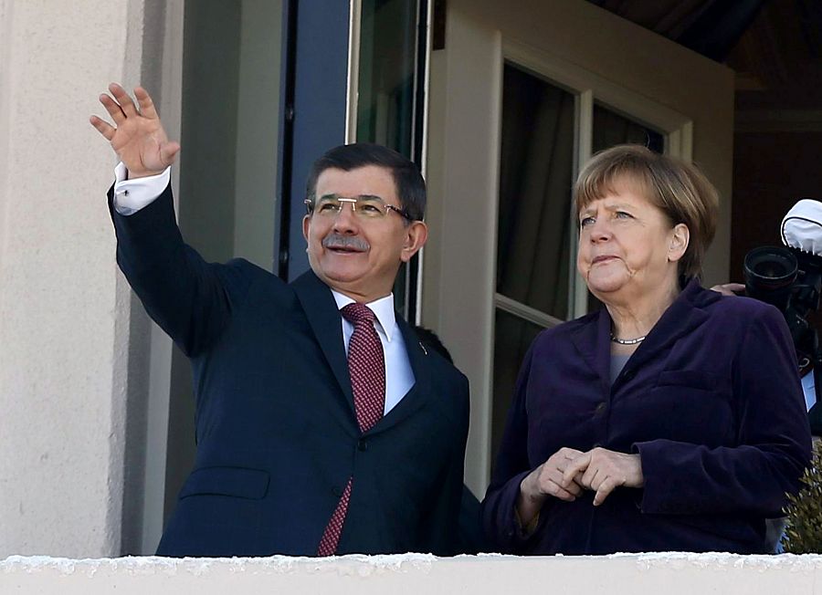 El primer ministro turco, Ahmet Davutoglu, y la canciller alemana, Angela Merkel, discuten en Ankara sobre la crisis de refugiados.