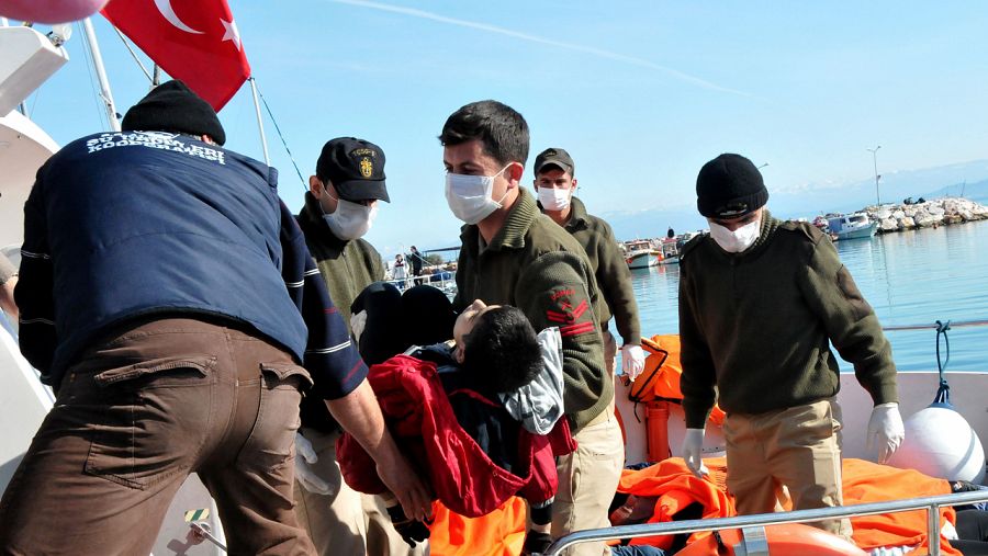 La guardia costera turca saca el cuerpo de un joven de un barco de rescate en Balikesir