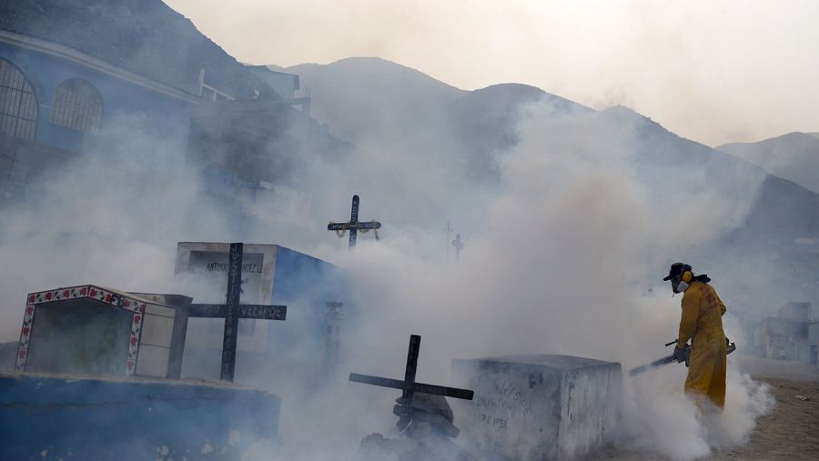 Un operario fumiga insecticida contra el mosquito aedes en Carabayllo, Perú