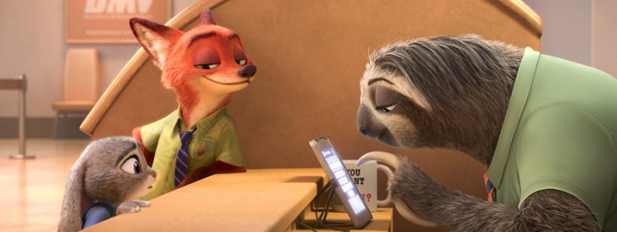 Judy y Nick en una de las escenas más divertidas de la película, con un perezoso