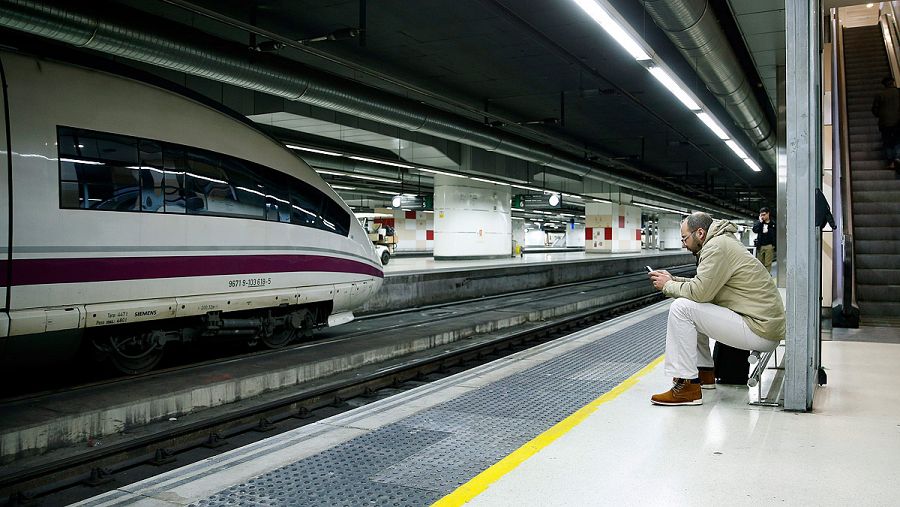 La circulación de trenes de cercanías en Barcelona se restablece tras  quedar interrumpida por un incendio 