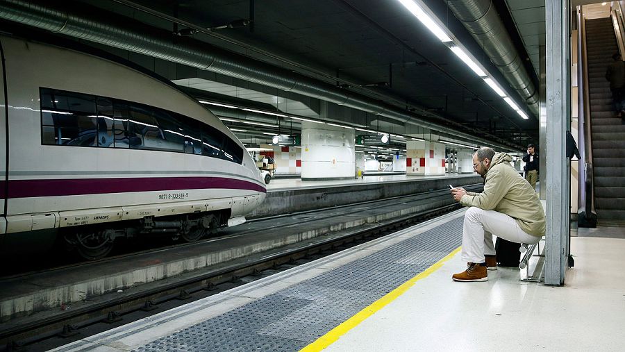 Un viajero espera en un anden de la estación de Sants de Barcelona