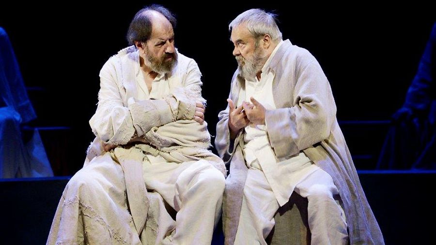 José María Pou en una de las escenas de 'Sócrates' junto a Carles Canut