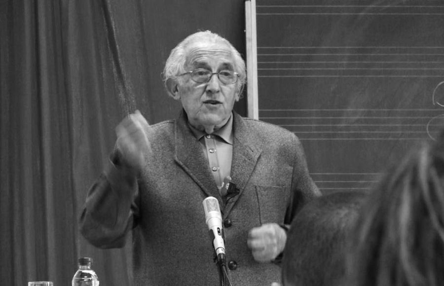 La vuelta a la caverna es una invitación a la actitud filosófica además de una amena introducción al sistema desarrollado por Gustavo Bueno y su escuela, el materialismo filosófico