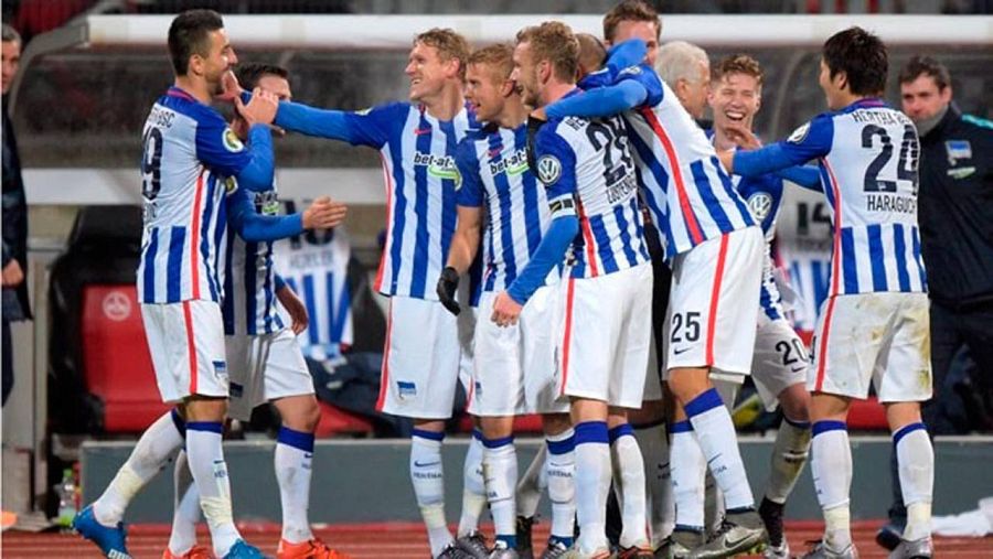Los jugadores del Hertha Berlin celebran un tanto