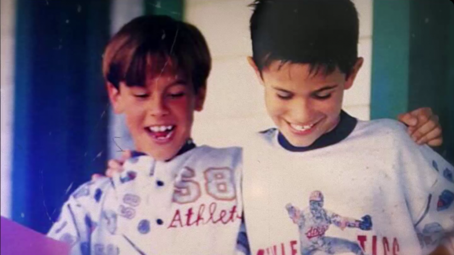 Mario Casas con un amigo