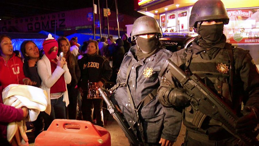 Policías antidisturbios vigilan a familiares de presos a las puertas de la prisión mexicana de Topo Chico