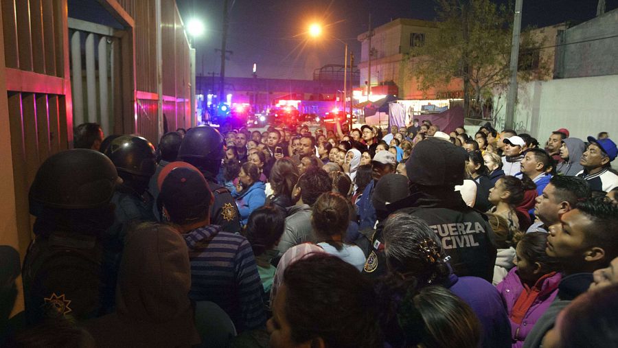 Familiares de presos se agolpan en la entrada de la cárcel mexicana de Topo Chico, en Monterrey, a la espera de noticias de sus parientes