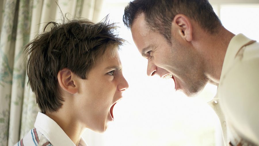 Padre e hijo gritándose