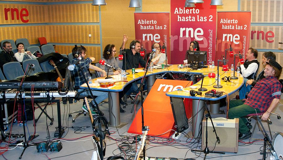Un momento del programa, con Los Toreros Muertos, Antílopez y compañía