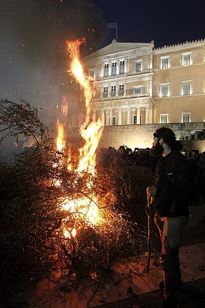 Ganaderos y agricultores queman ramas de olivo frente al Parlamento en Atenas