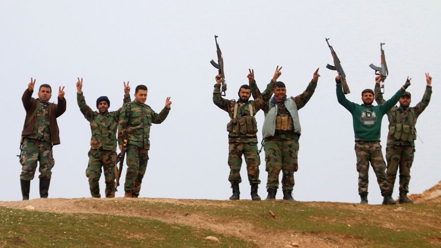 Soldados gubernamentales sirios festajan haber tomado el control del pueblo de Kiffin, al norte de Alepo