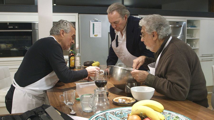 Paco Torreblanca y Plácido Domingo en la cocina de 'En la tuya o en la mía'.