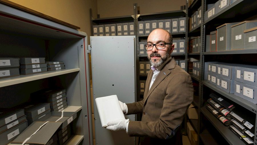 Javier Ortega, director-gerente de la Fundación Miguel Delibes, con el manuscrito de 'Cinco horas con Mario'