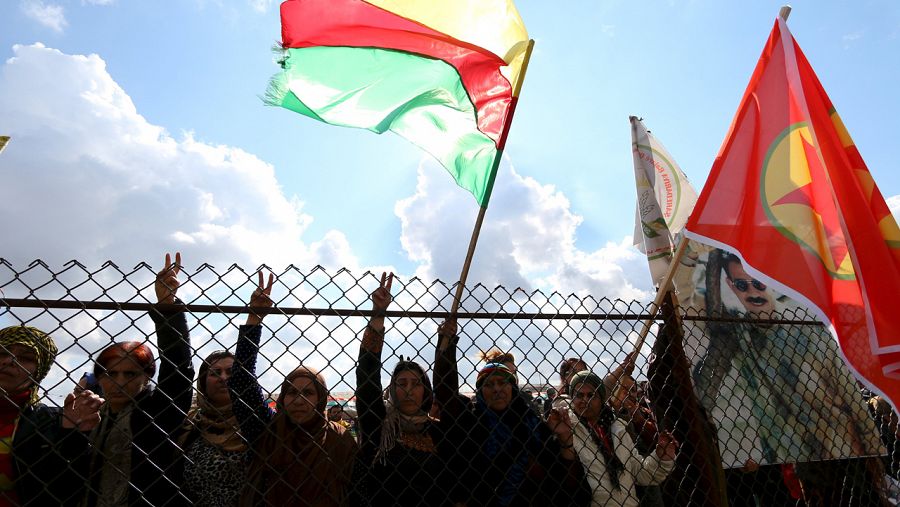 Kurdos protestan contra los ataques turcos en una manifestación en al Derbasiya, en la frontera turco-siria