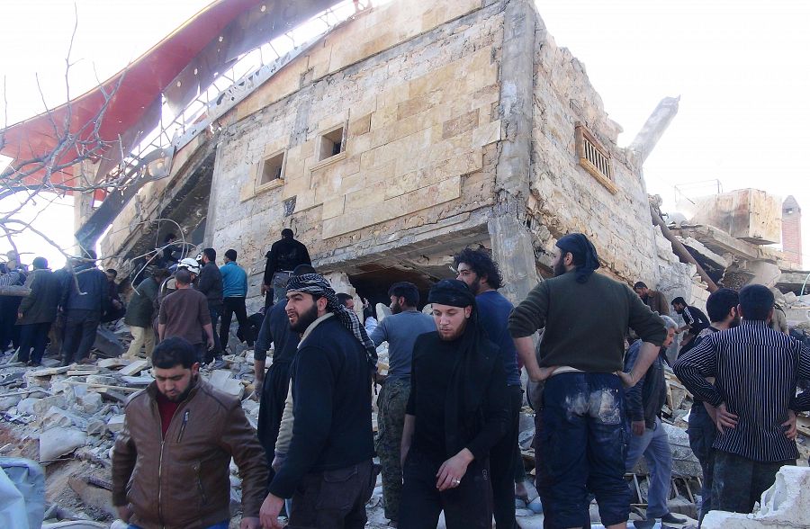 Los habitantes de Maarat al Nuaman se congregan en torno a las ruinas del hospital destruido