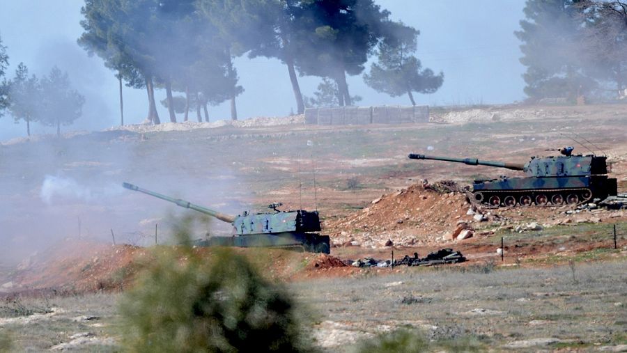 Tanques turcos disparan, el 16 de febrero de 2016, en dirección a Siria desde posiciones en Oncupinar, cerca de la ciudad de Kilis, en el centro sur de Turquía. AFP / BULENT KILIC