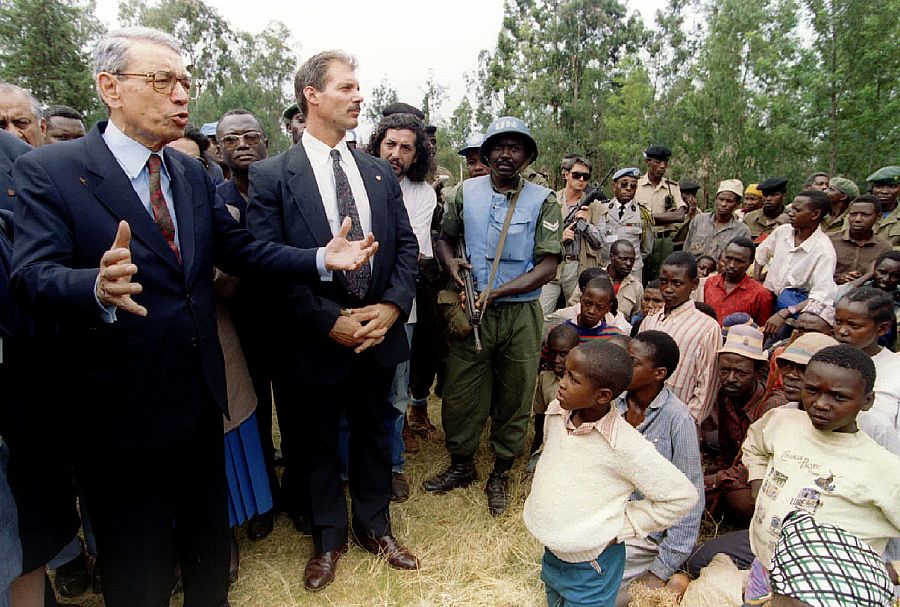 Butros Ghali en Ruanda en 1995, conversando con supervivientes tutsis de una masacre perpetrada por las milicias hutus en una iglesia de Nyarubuye