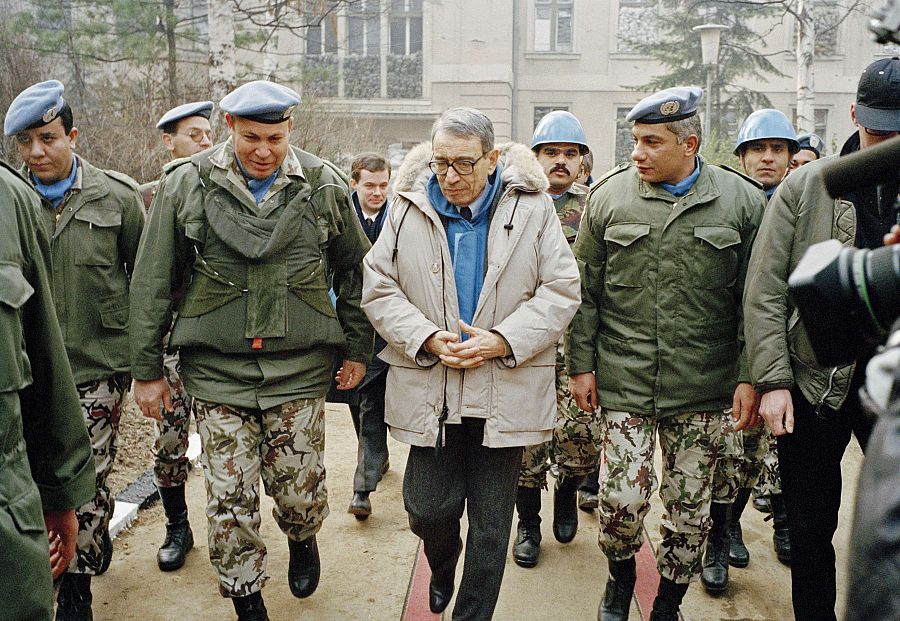 Butros Ghali en 1992, durante una visita a Sarajevo, acompañado por cascos azules egipcios