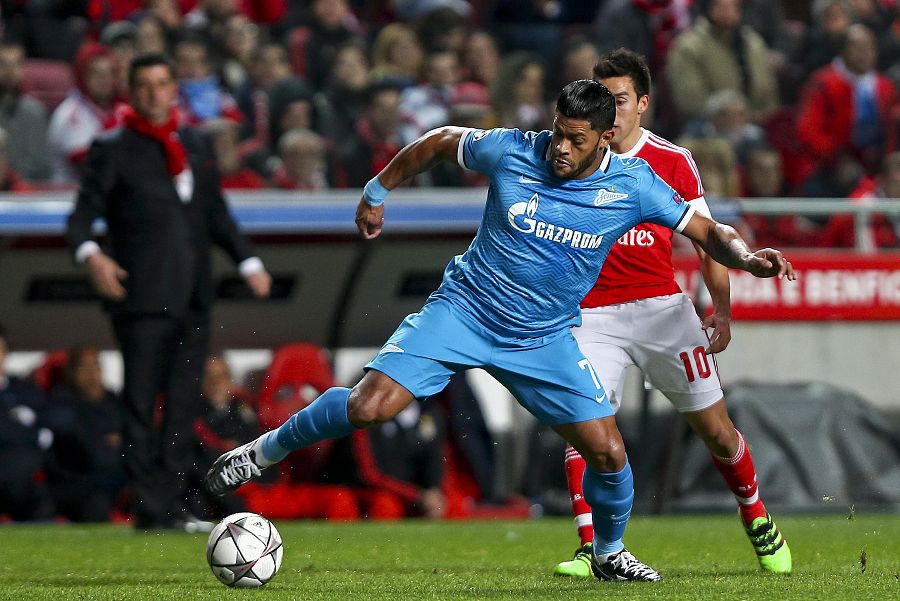 Gaitán disputa el balón con Artem Dzyuba de FC Zenit.