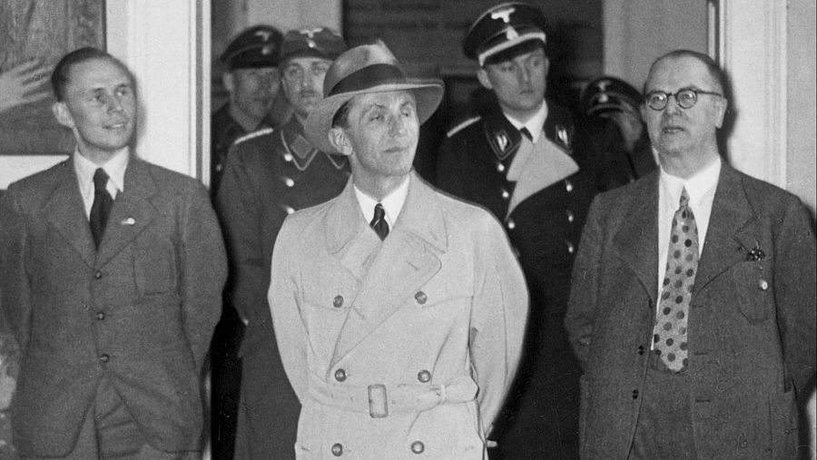 El dirigente nazi Joseph Goebbels rodeado de colaboradores