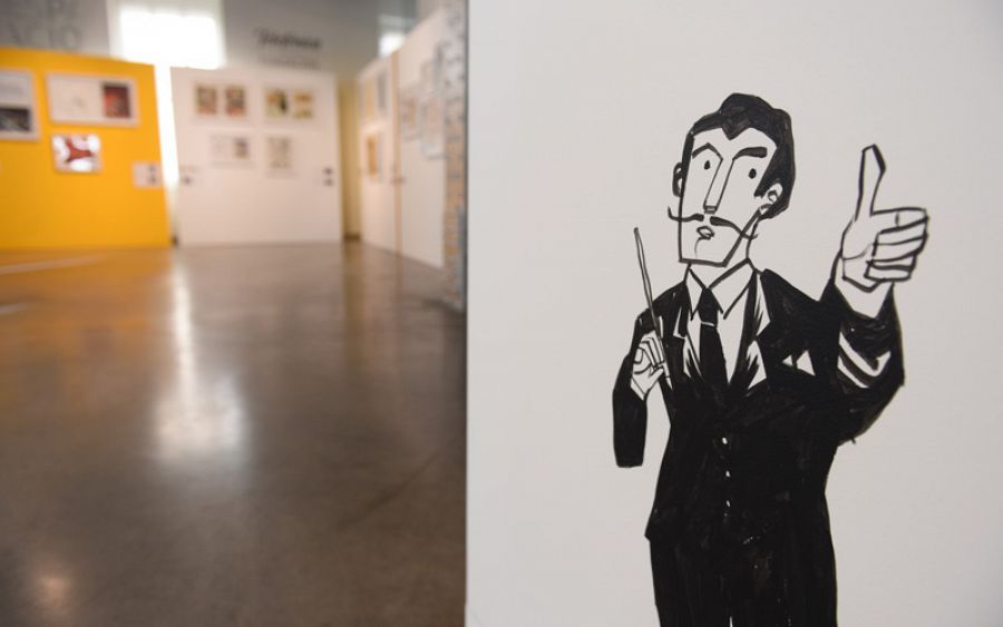 Vista general de la exposición 'Arte en el cómic' con uno de los dibujos que Javier Olivares ha realizado en las paredes