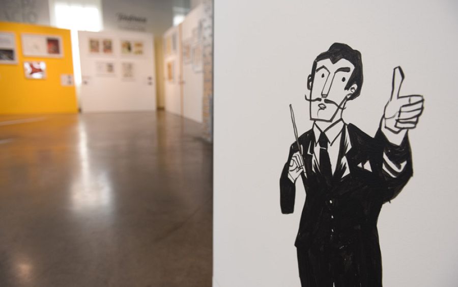Vista general de la exposición 'Arte en el cómic' con uno de los dibujos que Javier Olivares ha realizado en las paredes