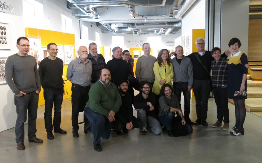 Asier Mensuro (centro arrodillado) rodeado de varios de los más de 50 artístas que colaboran en esta exposición