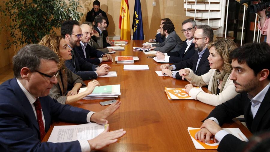 Las comisiones negociadoras de PSOE y Ciudadanos se han reunido en el Congreso.