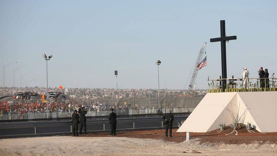 El papa Francisco saluda a numerosos seguidores al otro lado de la frontera con EE.UU.