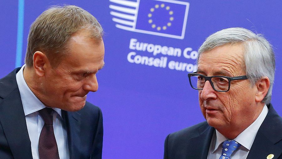 El presidente del Consejo Europeo, Donald Tusk (izquierda) habla con el presidente de la Comisión Europea, Jean-Claude Juncker, en Bruselas, el 17 de febrero. REUTERS/Yves Herman