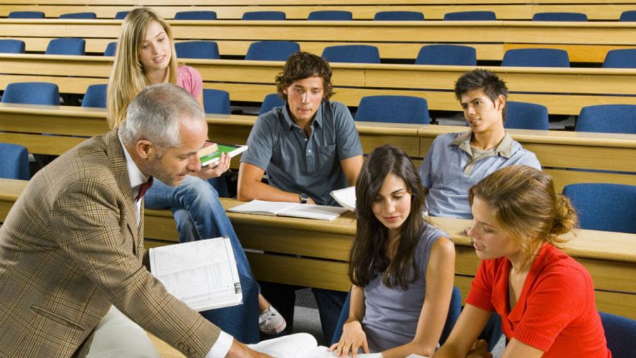 Profesores y alumnos trabajan en las competencias curriculares