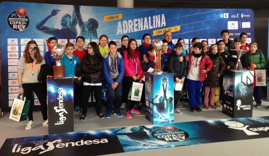 Un grupo de escolares posa con el trofeo de la Copa del Rey.