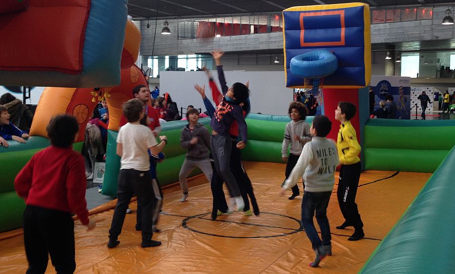 Niños juegan un partido en la Fan Zone de Coruña.