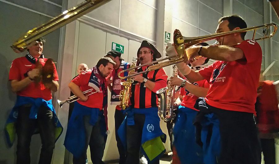 Integrantes de la charanga que acompaña a los aficionados del Laboral Kutxa Baskonia.