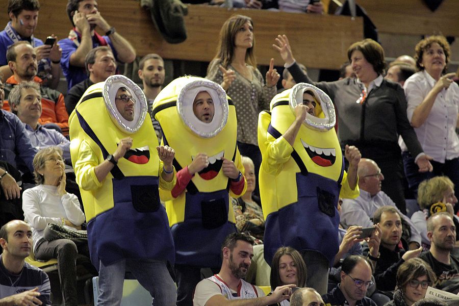 Aficionados vestidos de Minions durante el partido Real Madrid - Fuenlabrada.