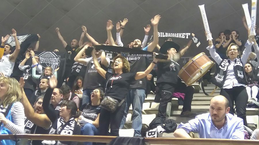 La afición del Dominion Bilbao celebra la clasificación a semifinales.