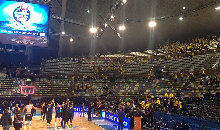 Los jugadores del Herbalife retornan a la pista para saludar a su afición.