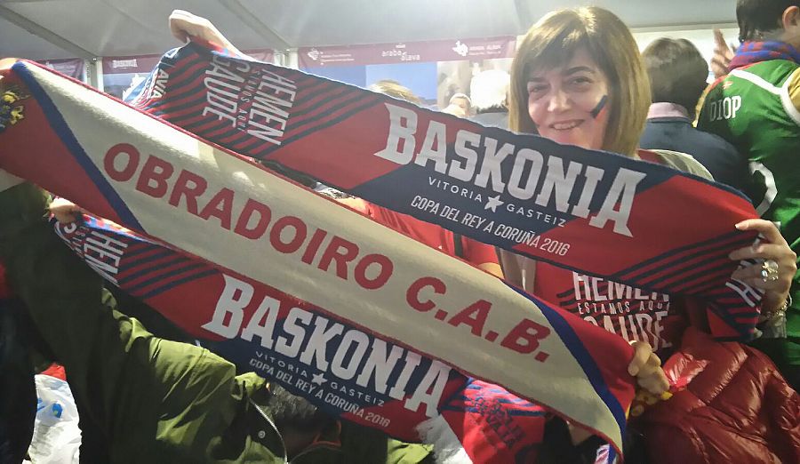 Las aficiones de Obradoiro y Baskonia compitieron de manera sana.
