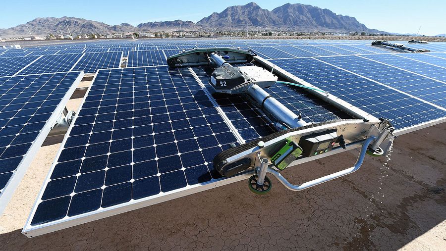 Un panel robotizado limpia placas solares