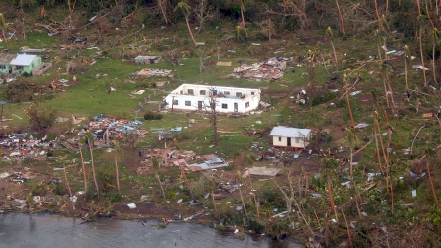 Destrucción en el poblado de Muamua en la isla de Vanua Balavu, tras el paso del ciclón Winston