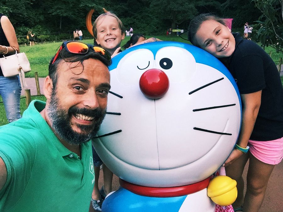 Antonio, Candela y Mateo con Doraimon