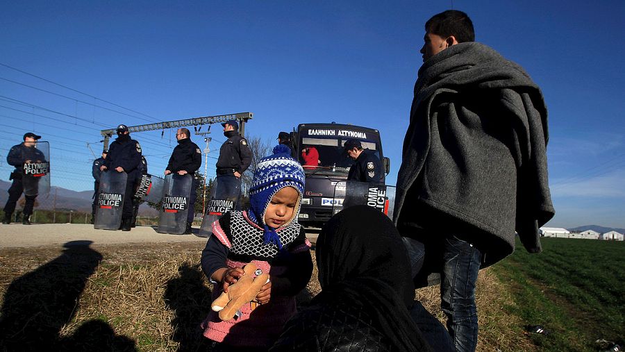 La Policía griega impide a un grupo de refugiados afganos llegar a un campamento en la frontera greco-macedonia, el 22 de febrero de 2016. REUTERS/Alexandros Avramidis